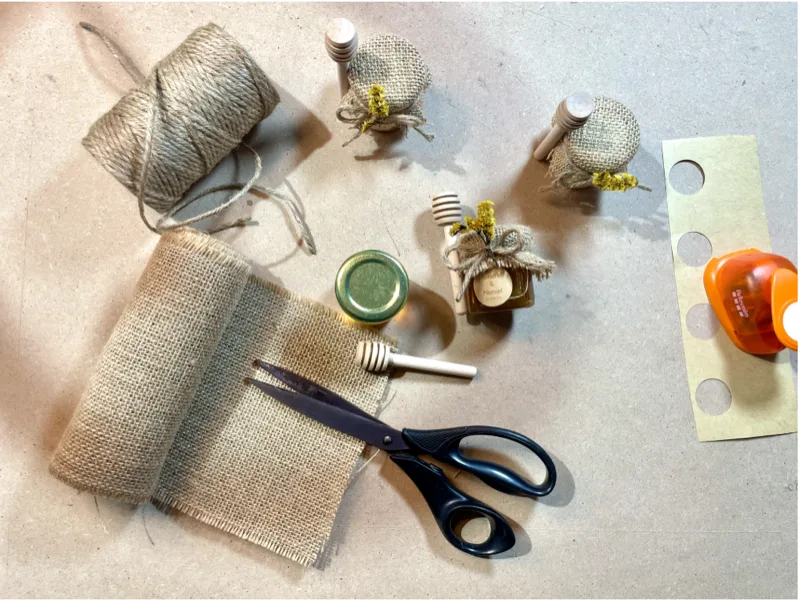 Assemblage à la main dans l’atelier