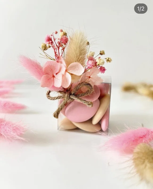 Contenant de dragées roses et fleurs séchées