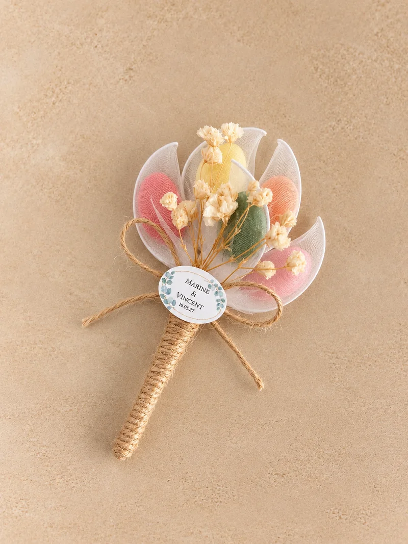 Bouquet de dragées de mariage aux couleurs printanières, gypsophile séchée et tige habillée de jute